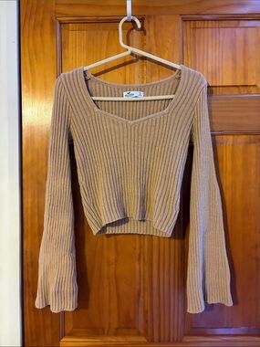 Hollister Ribbed V-Neck Long Sleeve Crop Top in Beige